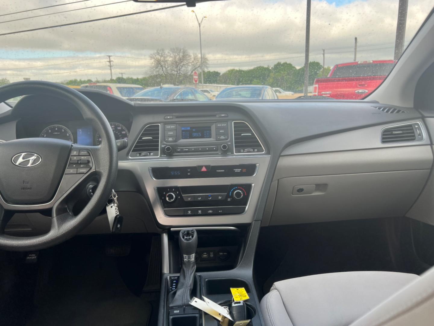 2015 RED Hyundai Sonata ECO (5NPE24AF8FH) with an 1.6L L4 DOHC 16V engine, 7-Speed Automatic transmission, located at 420 I-35E, Lancaster, TX, 75146, (469) 297-4144, 32.593929, -96.823685 - Photo#4